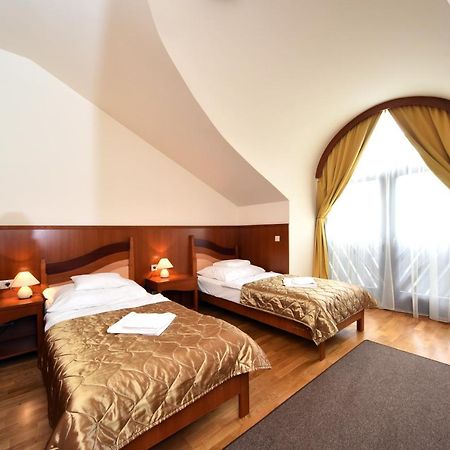 Hotel Kumánia Kisujszallas Esterno foto
