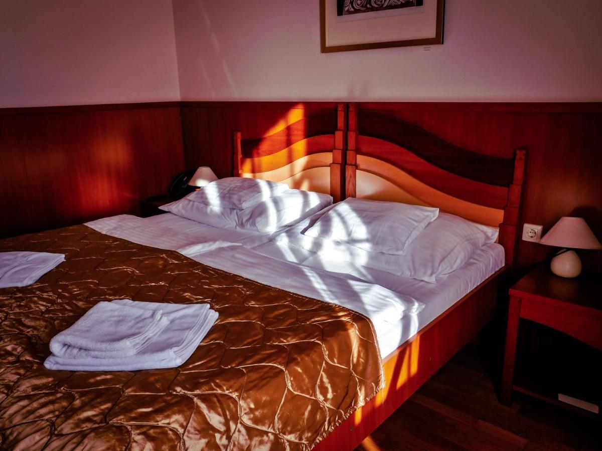 Hotel Kumánia Kisujszallas Esterno foto