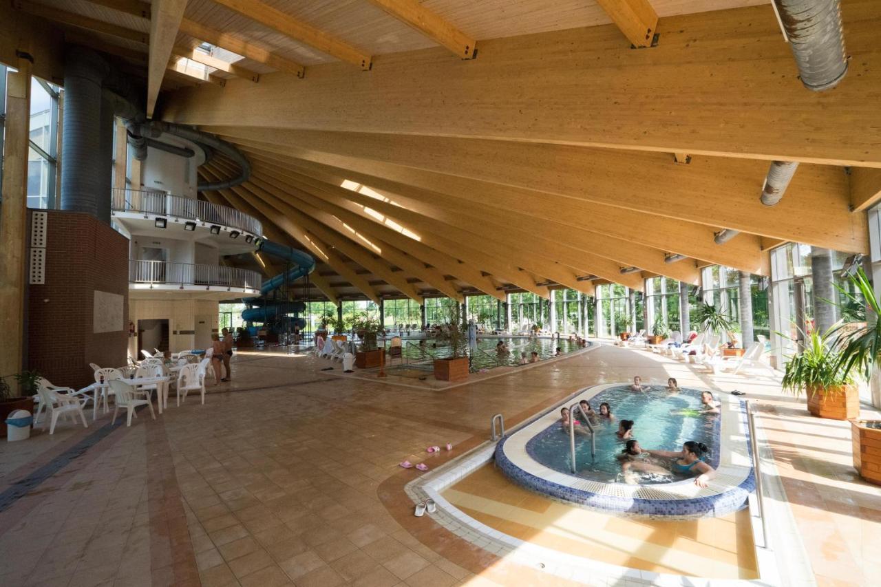 Hotel Kumánia Kisujszallas Esterno foto