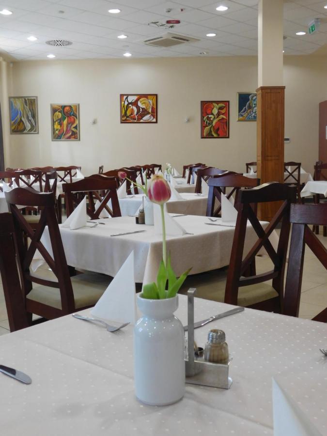 Hotel Kumánia Kisujszallas Esterno foto