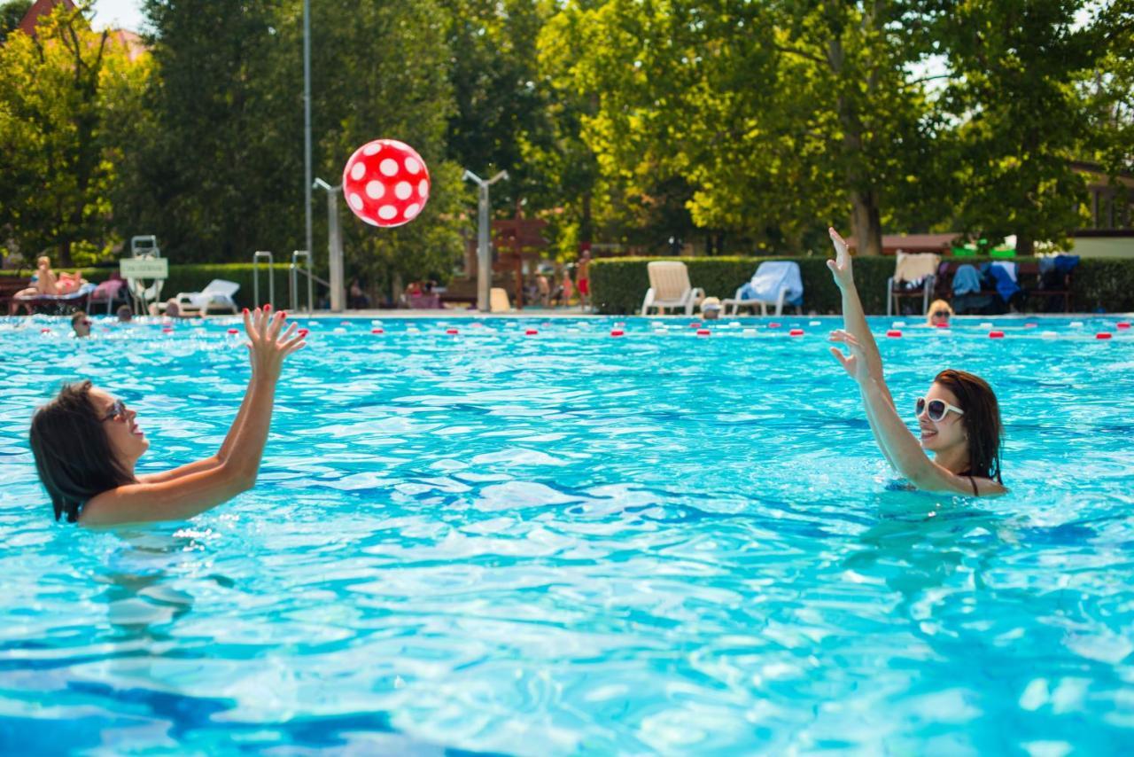 Hotel Kumánia Kisujszallas Esterno foto