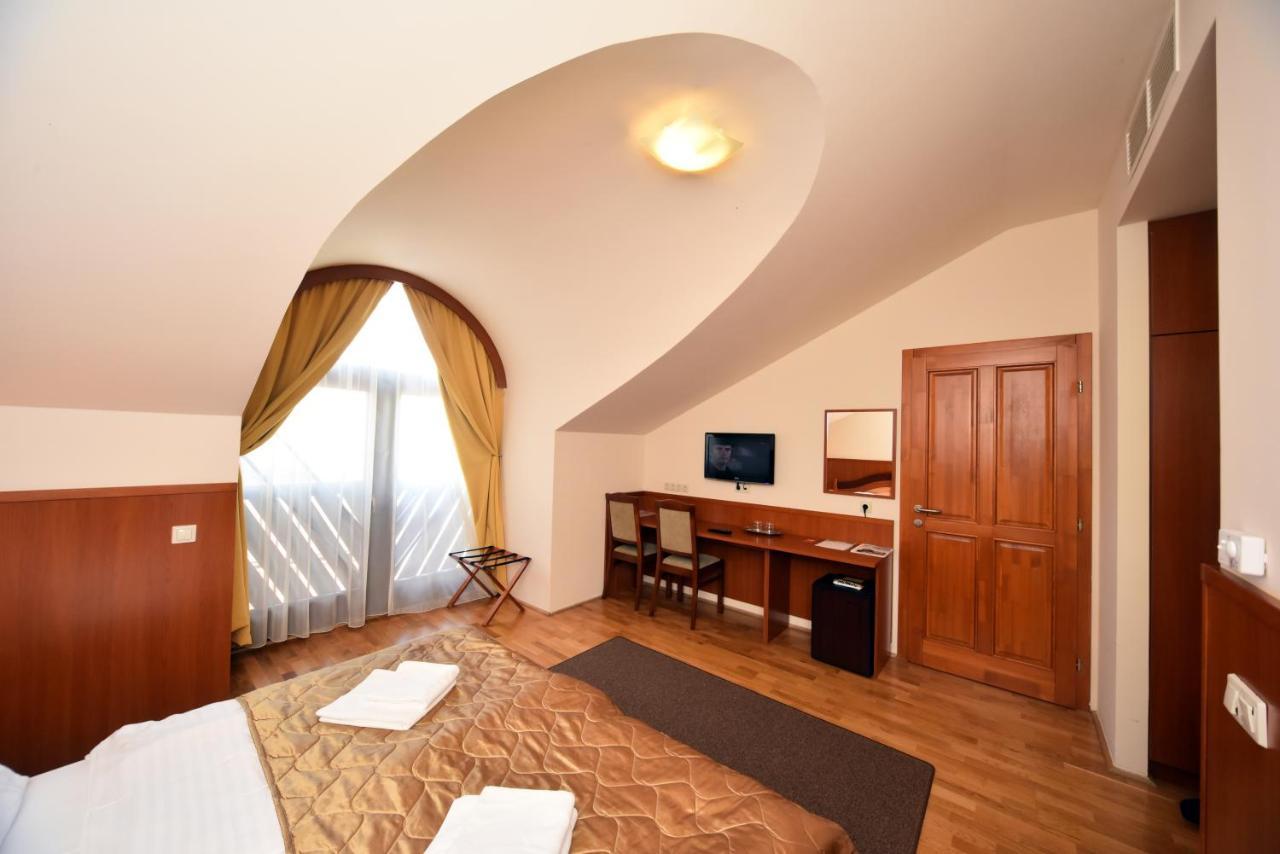 Hotel Kumánia Kisujszallas Esterno foto