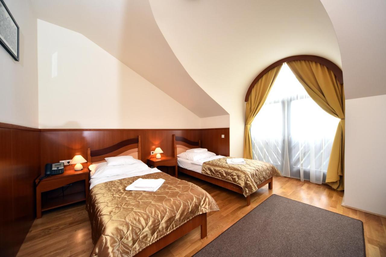 Hotel Kumánia Kisujszallas Esterno foto