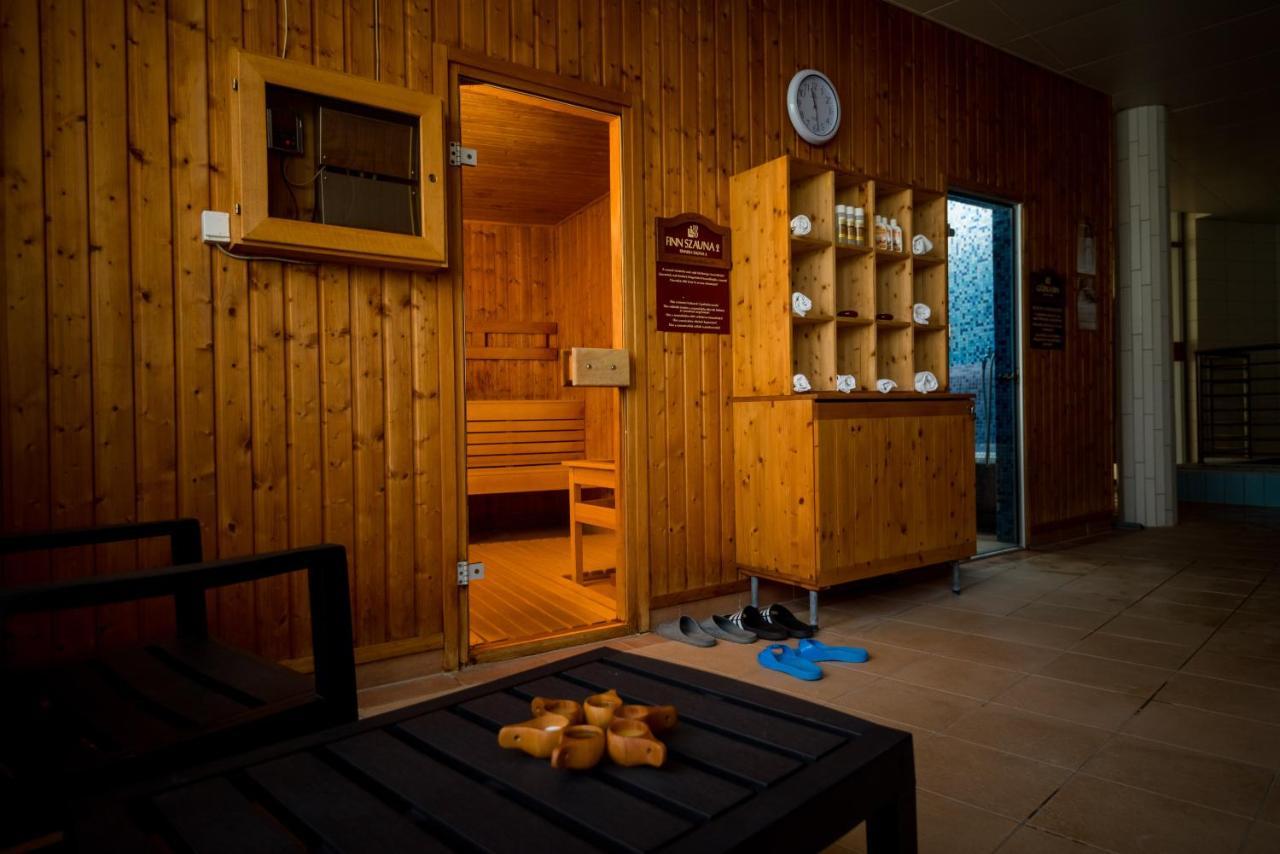 Hotel Kumánia Kisujszallas Esterno foto