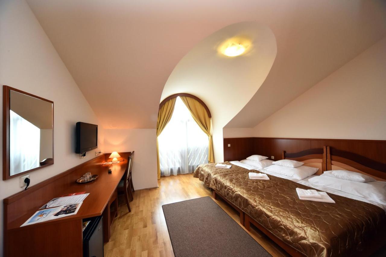 Hotel Kumánia Kisujszallas Esterno foto
