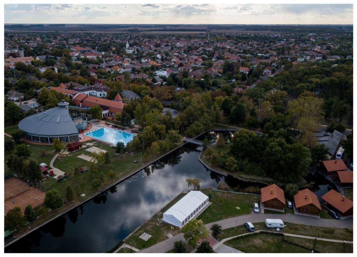 Hotel Kumánia Kisujszallas Esterno foto