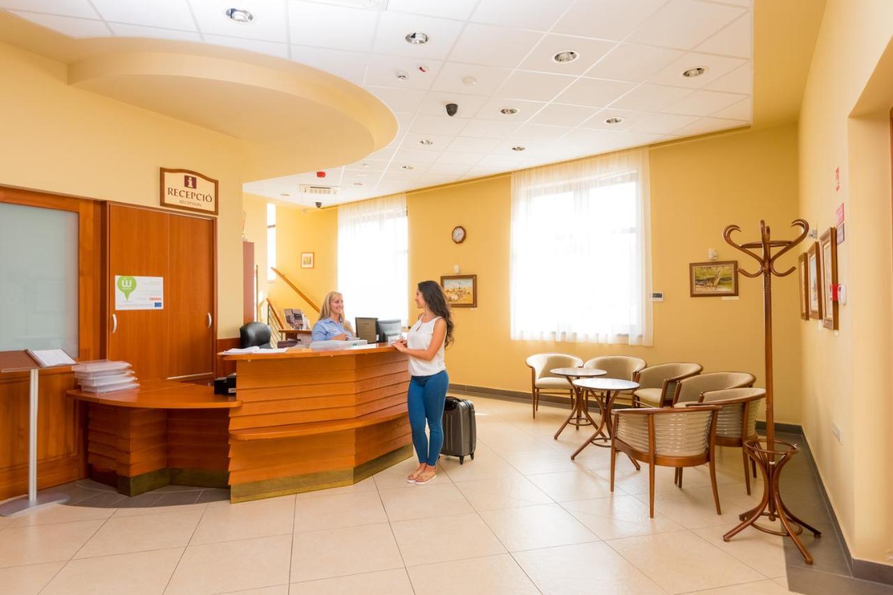 Hotel Kumánia Kisujszallas Esterno foto