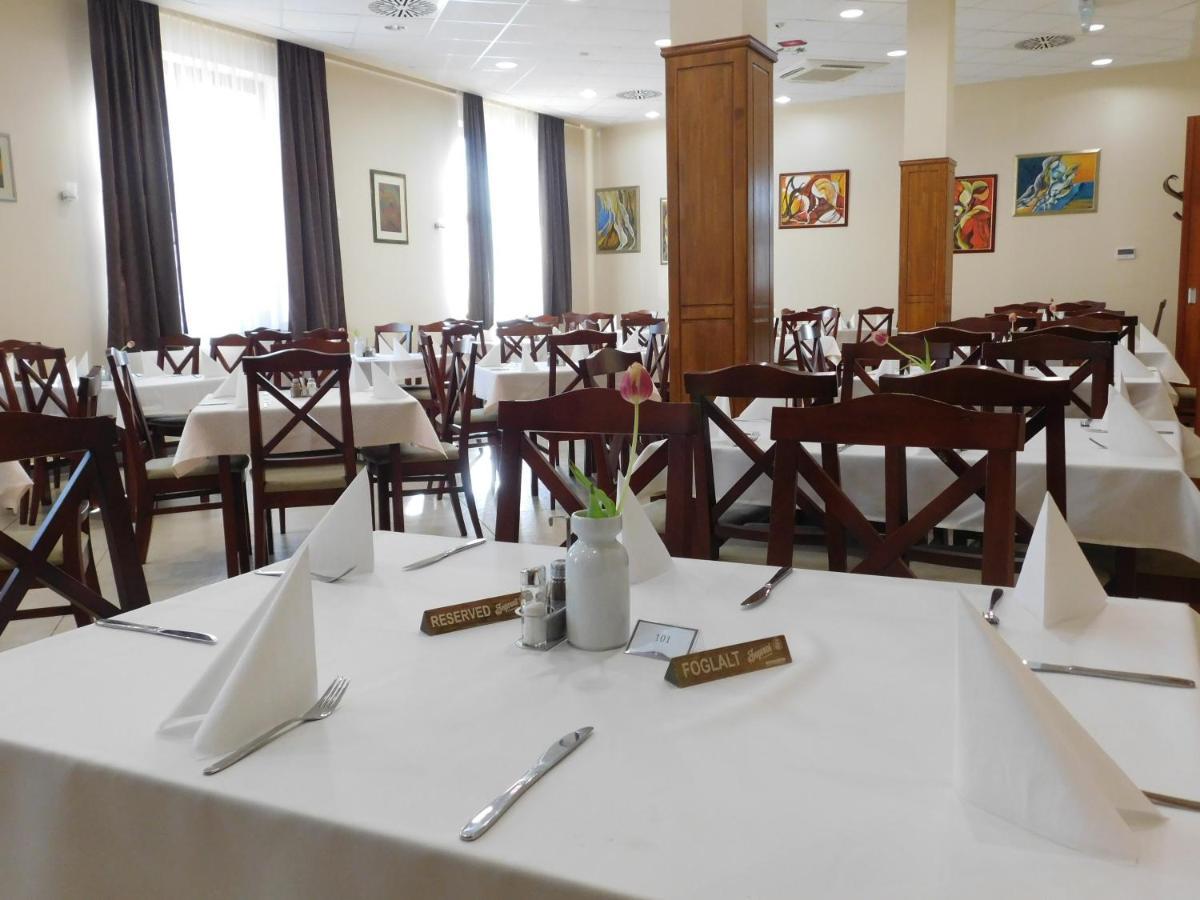 Hotel Kumánia Kisujszallas Esterno foto