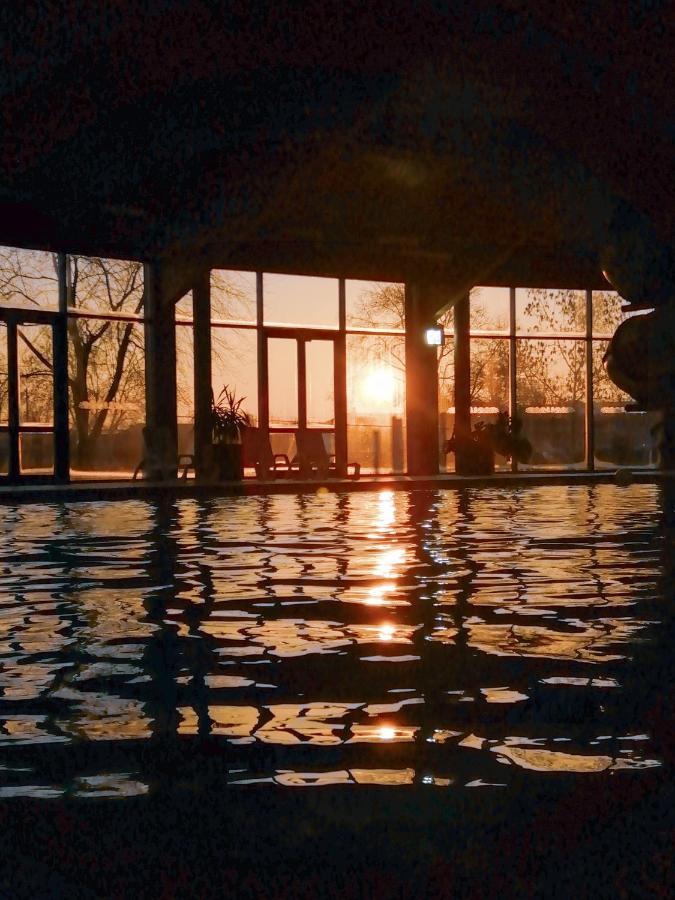Hotel Kumánia Kisujszallas Esterno foto