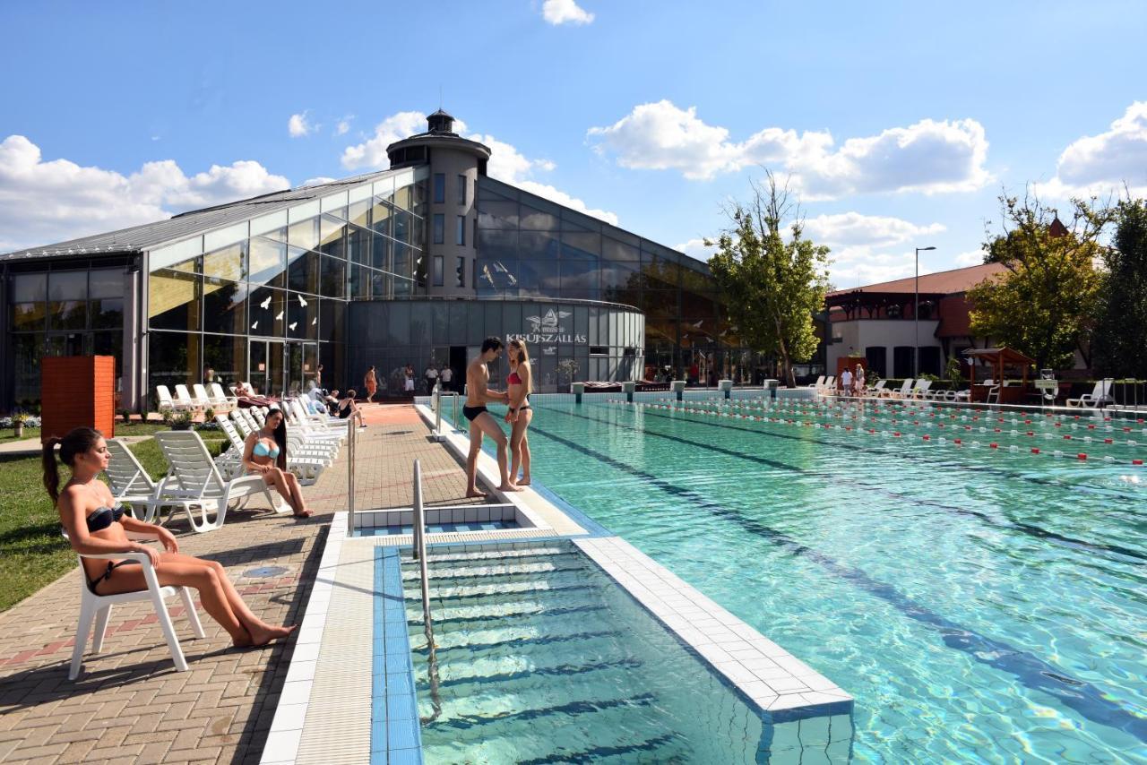 Hotel Kumánia Kisujszallas Esterno foto