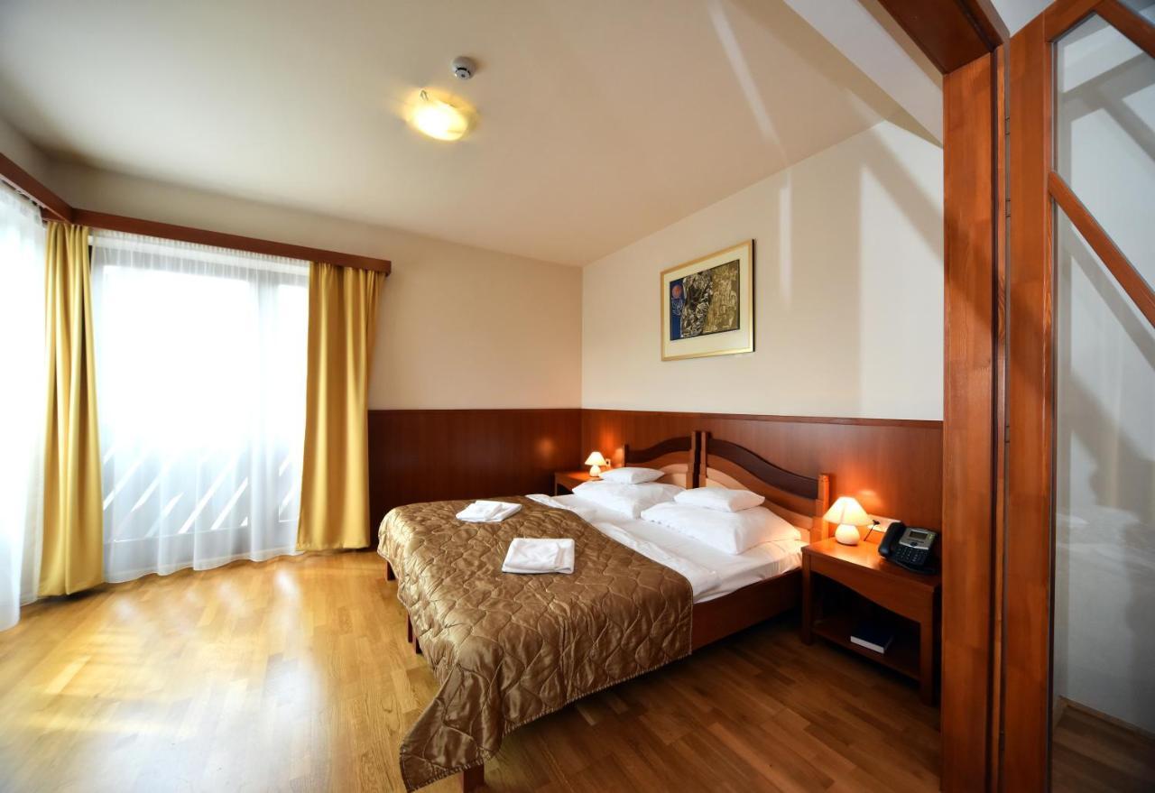 Hotel Kumánia Kisujszallas Esterno foto