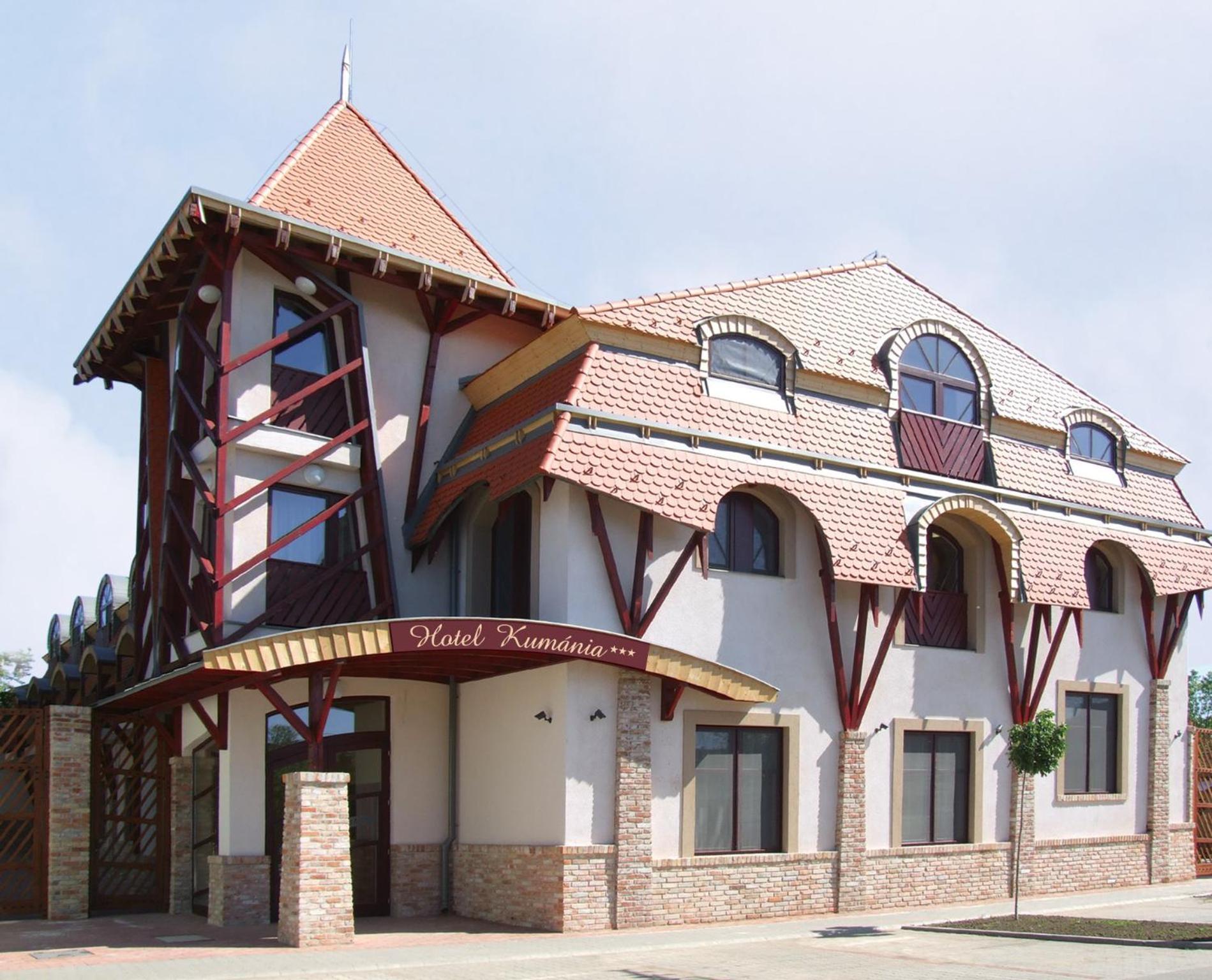 Hotel Kumánia Kisujszallas Esterno foto